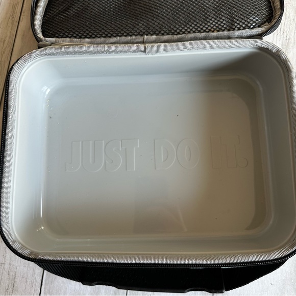 PREOWNED NIKE LUNCH BOX RECTANGLE BLACK ZIP CLOSURE RAINBOW SWOOSH - Picture 2 of 8